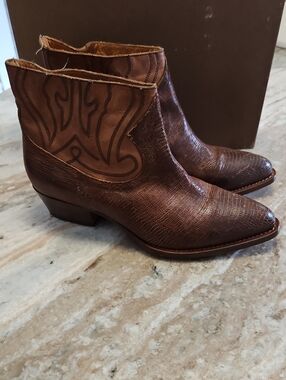 Women's BUTTERO cappuccino And Rift Whiskey  Textured Leather Ankle Boots